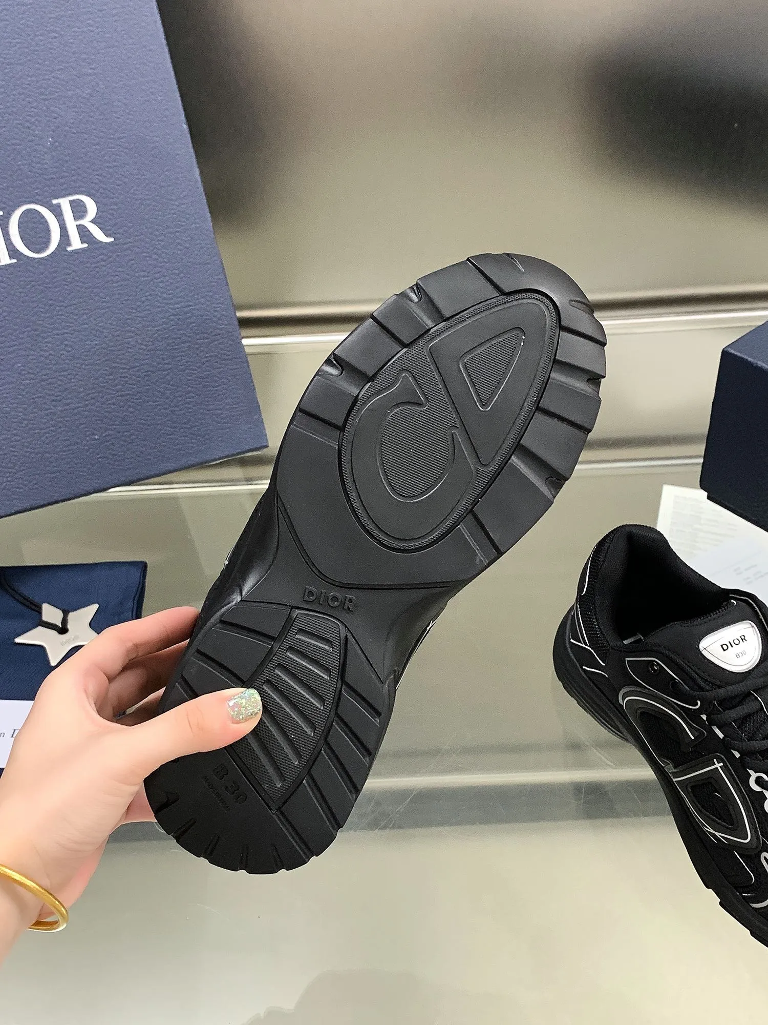 👟👟Ex-factory price 660👟👟 Newly upgraded Dior B30 series dad sneakers. New B30 sneakers. Dad Shoes style shoes that follow the trend of the retro market. The Dior logo on the tongue also indicates that this pair of shoes is the B30 model! B30 uses fine-textured leather and mesh cloth materials to form a shoe body. There are conspicuous letters CD on both sides of the shoe body to indicate identity. Many lines on the shoe body outline details to make the shoes look less monotonous and full of retro flavor. The delivery counter is exquisitely packaged🛍📦 ▪️Fabric: Original customized technical fabric + mesh ▪️Inner lining: Customized breathable lining ▪️Outsole: IP+TPU outsole ▪️Sole thickness: 3.5CM ▪️Size: Women’s size 35-40 / Men’s size 39-45